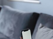 Prevara počinje običnim telefonskim pozivom: Jedno pitanje može otkriti da je osoba sa druge strane lažna Close-up of a smartphone with a blank screen being held by a person on a couch.