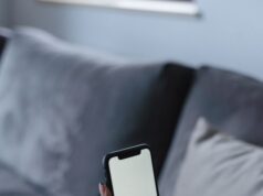 Prevara počinje običnim telefonskim pozivom: Jedno pitanje može otkriti da je osoba sa druge strane lažna Close-up of a smartphone with a blank screen being held by a person on a couch.