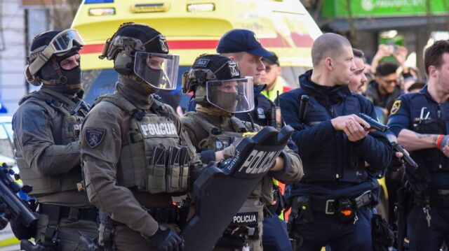 Policija u Sloveniji uhapsila Srbina zbog prevoza 99 migranata u kamionu – krijumčarenje ljudi u Sloveniji