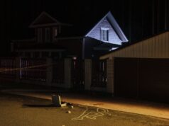 HRONIKA MAGAZIN ISTRAŽUJE! Tišina posle sirena i zločina: Šta ostaje u komšiluku kada policija ode? A suburban crime scene at night with chalk outline and police line tape.