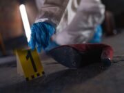 Poslednjih 15 minuta pre zločina: Detalji koji često promene celu priču Crime scene investigation with shoe as evidence marked with number one and forensic glove.