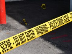 Prvi policajci stigli su za nekoliko minuta: Šta se dešava iza prvih policijskih traka Yellow police crime scene tape marking a restricted urban area on concrete ground.