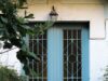 Komšije su čule buku, a onda je sve utihnulo: Misterija koja je ostala iza zatvorenih vrata Charming blue doors with decorative ironwork in Hendaye, France, surrounded by greenery.