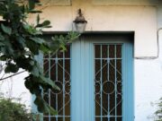 Komšije su čule buku, a onda je sve utihnulo: Misterija koja je ostala iza zatvorenih vrata Charming blue doors with decorative ironwork in Hendaye, France, surrounded by greenery.
