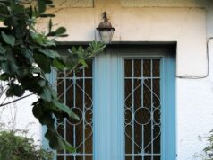 Komšije su čule buku, a onda je sve utihnulo: Misterija koja je ostala iza zatvorenih vrata Charming blue doors with decorative ironwork in Hendaye, France, surrounded by greenery.