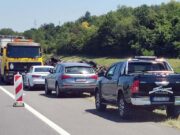 Sudar automobila i kamiona u Zemun Polju, povređene dve osobe prebačene u bolnicu Sudar automobila i kamiona u Zemun Polju, povređene dve osobe prebačene u bolnicu