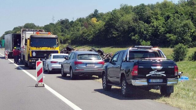Sudar automobila i kamiona u Zemun Polju, povređene dve osobe prebačene u bolnicu