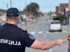 Kamion zaglavljen u uskoj ulici u Kragujevcu, saobraćaj obustavljen Kamion zaglavljen u uskoj ulici u Kragujevcu, saobraćaj obustavljen – incident u Kragujevcu