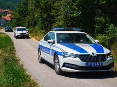 PRESRETAČ GA UHVATIO NA 212 KM/H! Divljao putem Kragujevac–Batočina više nego DUPLO od dozvoljenog – odmah zaradio prijavu Vozač u Kragujevcu uhvaćen pri brzini od 212 km/h na putu ka Batočini – policija u Kragujevcu