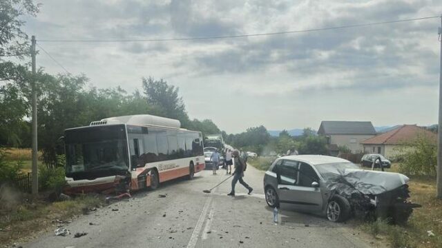 sudar-autobusa Sudar autobusa i automobila kod Čačka, žena teško povređena