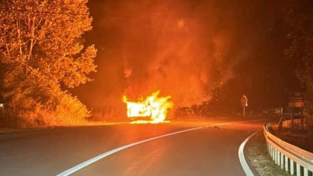Požar na autoputu kod Velike Plane, saobraćaj usporen zbog intervencije