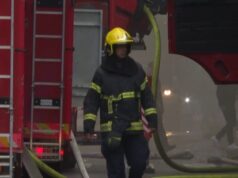 Požar u magacinu kurirske službe u Novom Sadu, gust dim iznad grada Požar u magacinu kurirske službe u Novom Sadu, gust dim iznad grada – požar u Novom Sadu