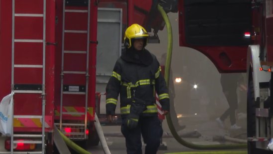 pozar-u-magacinu Požar u magacinu kurirske službe u Novom Sadu, gust dim iznad grada – požar u Novom Sadu