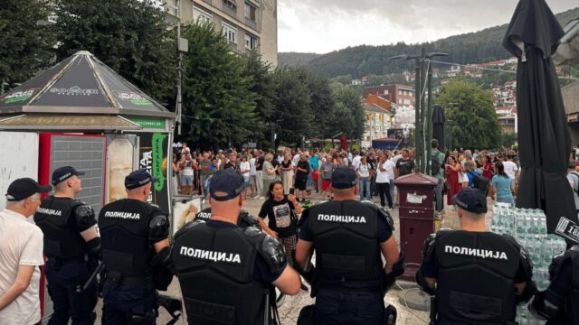 incident-tokom Incident tokom okupljanja u Užicu, razoružan muškarac sa čekićem – napad u Užicu