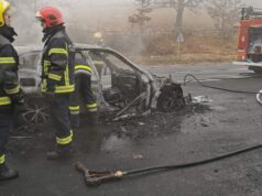 Požar na automobilu u Novom Sadu, prednji deo vozila uništen Požar na automobilu u Novom Sadu, prednji deo vozila uništen