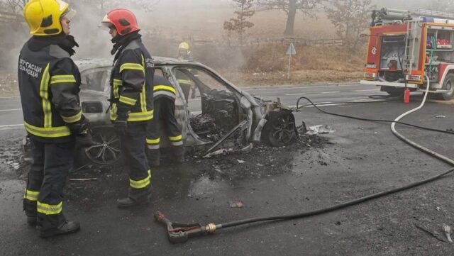 pozar-na-automobilu Požar na automobilu u Novom Sadu, prednji deo vozila uništen
