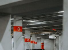 Automobil ostavljen nasred puta, vrata otključana, vlasnika nema: Misterije koje zbunjuju i iskusne istražitelje A stylish black sports car parked in a modern, empty urban parking garage.