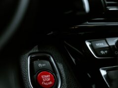 Jedna greška za volanom može promeniti nekoliko života: Najčešći trenuci koji prethode teškim saobraćajnim nesrećama Detailed view of a start stop engine button in a car interior, highlighting modern automotive design.
