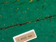 Nestanci koji godinama ostaju misterija: Šta se dešava sa ljudima koji jednostavno iščeznu bez traga Small I miss you note on aged green wooden surface, evoking nostalgia.
