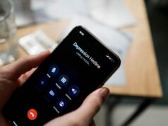 Jedan poziv promenio sve: Kako prevaranti uspevaju da ubede žrtve da im predaju novac Close-up of a person holding a smartphone, calling a depression hotline.