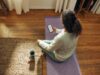 Poruka stigla usred noći, a onda je usledio šok: Slučajevi koji počinju potpuno bezazleno Woman meditating on yoga mat with phone and drink