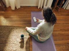 Poruka stigla usred noći, a onda je usledio šok: Slučajevi koji počinju potpuno bezazleno Woman meditating on yoga mat with phone and drink
