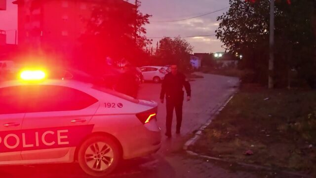 Napad nožem u Vitini, jedan osumnjičeni uhapšen, drugi u bekstvu