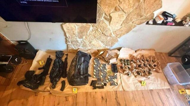 policija-pronasla Policija pronašla bunker sa oružjem u kući u Beogradu, uhapšen muškarac – zaplene oružja u Beogradu