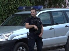 Oružana pljačka u Orahovcu, povređena žena ispred porodične kuće Oružana pljačka u Orahovcu, povređena žena ispred porodične kuće – napad u Orahovcu