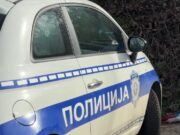 Otac pretukao čoveka na sahrani svog sina (17) koji je poginuo u nesreći: Završio u zatvoru zbog komentara Otac napao čoveka na sahrani sina u Tezidi, optužen za napad i narušavanje reda – napad na sahrani u Tezidi