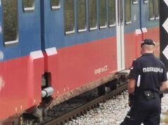 VOZ PREGAZIO ČOVEKA KOD PANČEVA! Muškarac (46) sedeo na pruzi kada ga je lokomotiva udarila, lekari se borili za njegov život, ali mu nije bilo spasa Voz udario muškarca kod Pančeva, preminuo u bolnici posle nesreće – nesreća na pruzi kod Pančeva