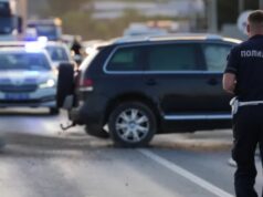 Autobus udario u semafor i zgradu na ulazu u Sombor, oštećeno i putničko vozilo Autobus udario u semafor i zgradu na ulazu u Sombor, oštećeno i putničko vozilo – nesreća u Somboru