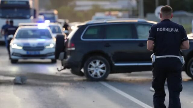 Autobus udario u semafor i zgradu na ulazu u Sombor, oštećeno i putničko vozilo – nesreća u Somboru