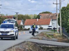 Muškarac pronađen mrtav u rupi ispred kuće kod Pećinaca Muškarac pronađen mrtav u rupi ispred kuće kod Pećinaca – telo pronađeno u rupi