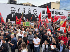 Razbijeni prozori na zgradi vlade u Prištini tokom protesta pristalica tzv. OVK Razbijeni prozori na zgradi vlade u Prištini tokom protesta pristalica tzv. OVK – napad na zgradu vlade u Prištini