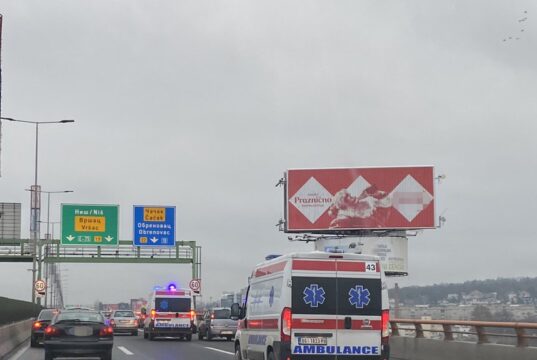 Novi detalji saobraćajna nesreća na Zelenom vencu: Autobus završio u izlogu, povređeno petoro Saobraćajna nesreća na Zelenom vencu, autobus završio u izlogu, povređeno petoro