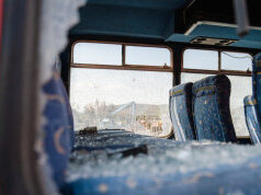 Autobus na liniji Beograd – Brezovica kamenovan kod Vitine Autobus na liniji Beograd – Brezovica kamenovan kod Vitine