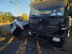 Prve slike nesreće kod Subotice: Auto od siline udara ostao zaglavljen pod točkovima kamiona (FOTO)
