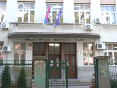 Tinejdžer iz Niša osumnjičen nakon pronalaska droge u dvorištu fakulteta Tinejdžer iz Niša osumnjičen nakon pronalaska droge u dvorištu fakulteta – droga u Nišu