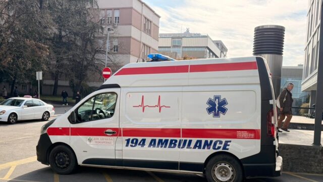 saobracajna-nesreca Saobraćajna nesreća na Dedinju: Automobil udario dečaka na trotinetu, teško povređen
