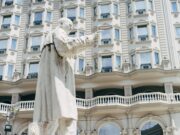 Osumnjičeni za skrnavljenje statue u Porto-Vecchiju zadržani na ostrvu Osumnjičeni za skrnavljenje statue u Porto-Vecchiju zadržani na ostrvu