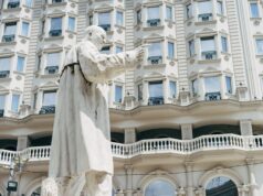 Osumnjičeni za skrnavljenje statue u Porto-Vecchiju zadržani na ostrvu Osumnjičeni za skrnavljenje statue u Porto-Vecchiju zadržani na ostrvu