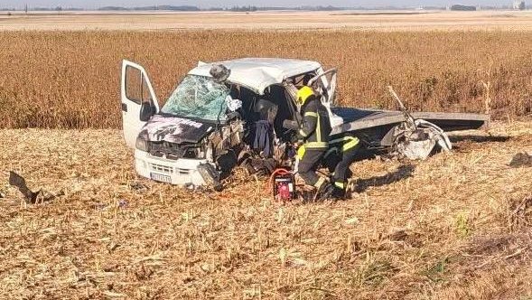 saobracajna-nesreca-4 Saobraćajna nesreća u Karađorđevu, automobil udario u banderu i prevrnuo se