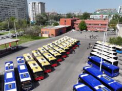 Sukob vozača autobusa u Sremčici, jedan povređen, drugi priveden Sukob vozača autobusa u Sremčici, jedan povređen, drugi priveden
