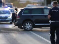 Saobraćajna nezgoda kod Nove Pazove, automobil prevrnut na krov, zastoji na putu Saobraćajna nezgoda kod Nove Pazove, automobil prevrnut na krov, zastoji na putu