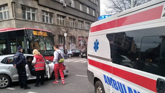 muskarac-preminuo Muškarac preminuo u autobusu kod Elektrotehničkog fakulteta u Beogradu – smrt u autobusu Beograd