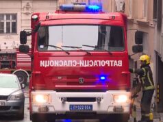 Požar u stanu na Novom Beogradu, vatrogasci evakuisali 18 osoba Požar u stanu na Novom Beogradu, vatrogasci evakuisali 18 osoba