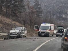 Teška saobraćajna nesreća na putu Novi Sad–Zrenjanin, automobil potpuno uništen Teška saobraćajna nesreća na putu Novi Sad–Zrenjanin, automobil potpuno uništen