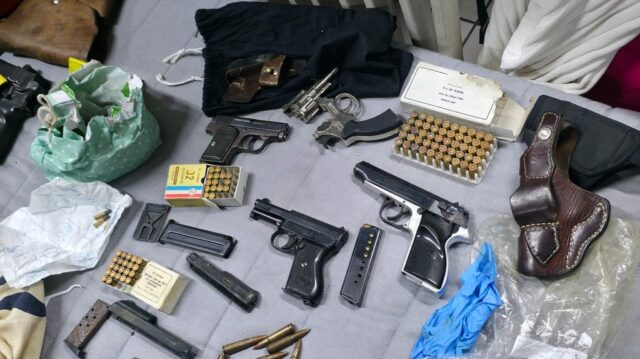 Policija pronašla arsenal oružja u stanu u Beogradu, uhapšen muškarac – arsenal oružja u Beogradu