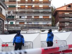 Policijska racija u Cirihu: U lokalu uhapšeno 15 osoba, zaplenjeni narkotici i oružje Policijska racija u Cirihu: U lokalu uhapšeno 15 osoba, zaplenjeni narkotici i oružje